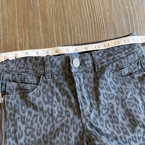 Democracy ladies animal print jeans in size 2. Black and gray. - Picture 7 of 9
